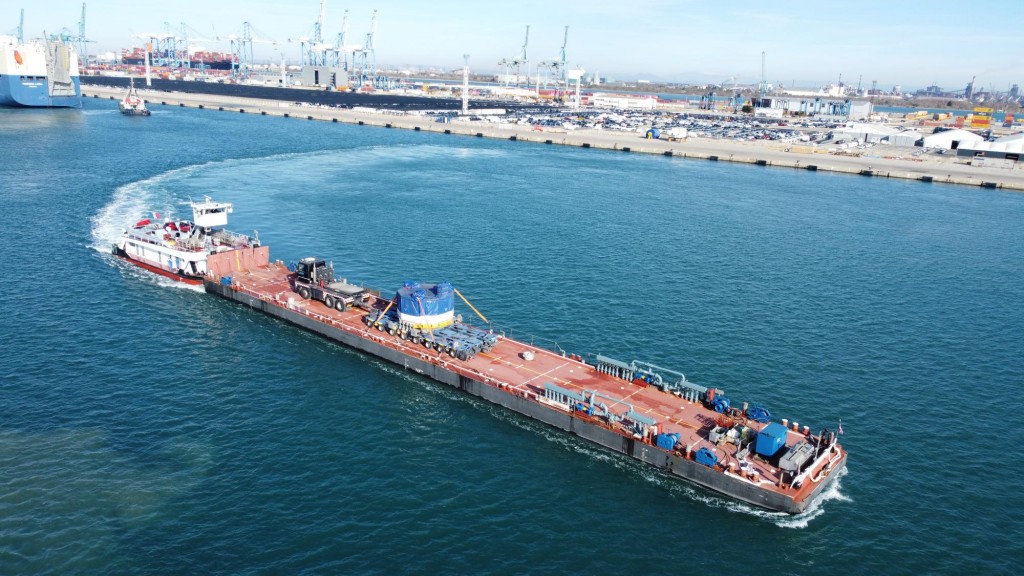 Seen from the sky: travelling by barge