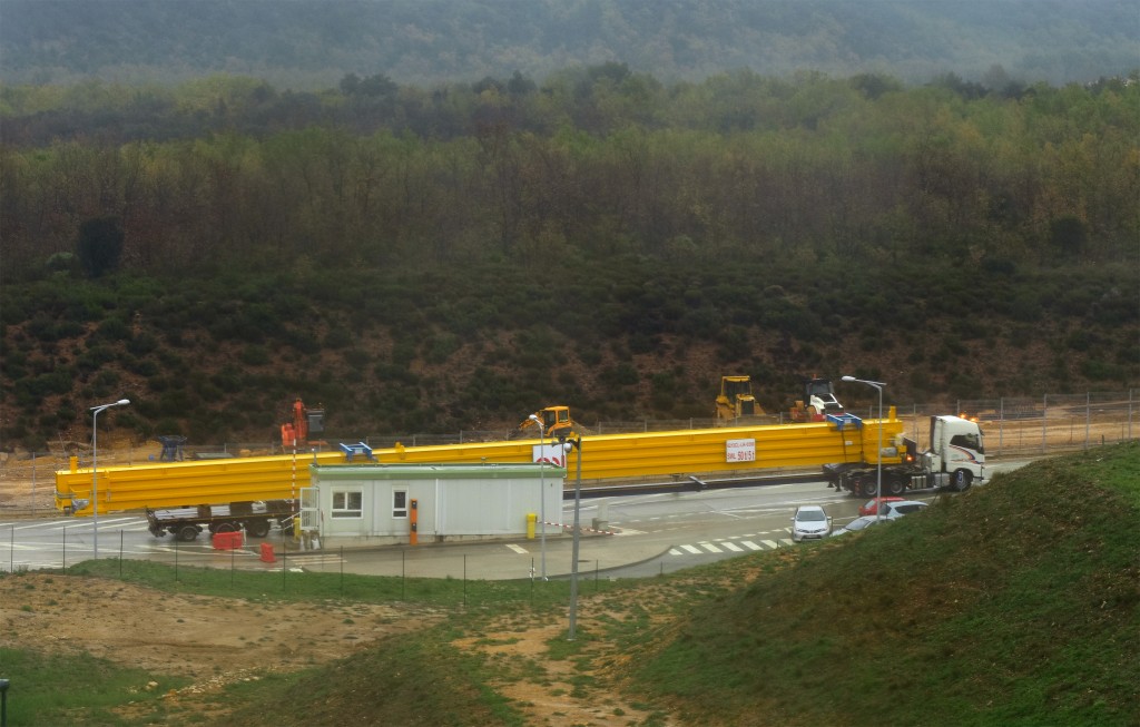 Auxiliary cranes for the Assembly Hall